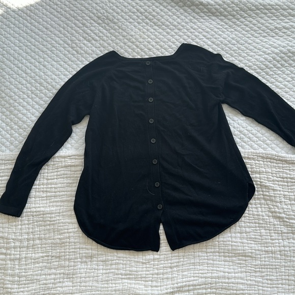 Black sweater with buttons in back M - Picture 2 of 2